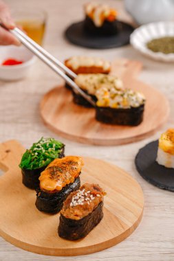 Suşi, genellikle biraz şeker ve tuzlu, deniz ürünleri, genellikle çiğ ve sebze gibi çeşitli malzemelerle birlikte hazırlanmış bir Japon yemeğidir.. 