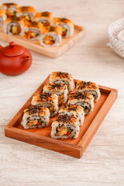 Suşi, genellikle biraz şeker ve tuzlu, deniz ürünleri, genellikle çiğ ve sebze gibi çeşitli malzemelerle birlikte hazırlanmış bir Japon yemeğidir.. 