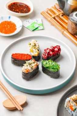 Suşi, genellikle biraz şeker ve tuzlu, deniz ürünleri, genellikle çiğ ve sebze gibi çeşitli malzemelerle birlikte hazırlanmış bir Japon yemeğidir.. 