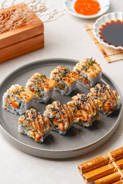 Suşi, genellikle biraz şeker ve tuzlu, deniz ürünleri, genellikle çiğ ve sebze gibi çeşitli malzemelerle birlikte hazırlanmış bir Japon yemeğidir.. 