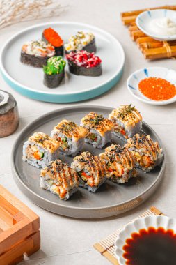 Suşi, genellikle biraz şeker ve tuzlu, deniz ürünleri, genellikle çiğ ve sebze gibi çeşitli malzemelerle birlikte hazırlanmış bir Japon yemeğidir.. 