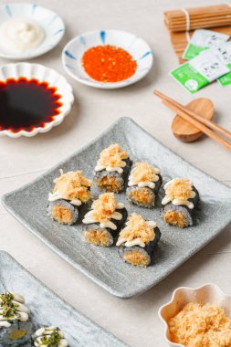 Suşi, genellikle biraz şeker ve tuzlu, deniz ürünleri, genellikle çiğ ve sebze gibi çeşitli malzemelerle birlikte hazırlanmış bir Japon yemeğidir.. 