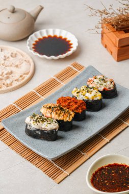 Suşi, genellikle biraz şeker ve tuzlu, deniz ürünleri, genellikle çiğ ve sebze gibi çeşitli malzemelerle birlikte hazırlanmış bir Japon yemeğidir.. 