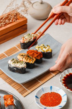 Suşi, genellikle biraz şeker ve tuzlu, deniz ürünleri, genellikle çiğ ve sebze gibi çeşitli malzemelerle birlikte hazırlanmış bir Japon yemeğidir.. 