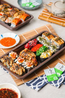 Suşi, genellikle biraz şeker ve tuzlu, deniz ürünleri, genellikle çiğ ve sebze gibi çeşitli malzemelerle birlikte hazırlanmış bir Japon yemeğidir.. 