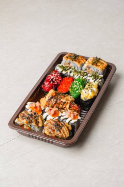 Suşi, genellikle biraz şeker ve tuzlu, deniz ürünleri, genellikle çiğ ve sebze gibi çeşitli malzemelerle birlikte hazırlanmış bir Japon yemeğidir.. 