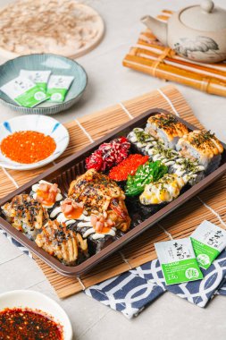 Suşi, genellikle biraz şeker ve tuzlu, deniz ürünleri, genellikle çiğ ve sebze gibi çeşitli malzemelerle birlikte hazırlanmış bir Japon yemeğidir.. 