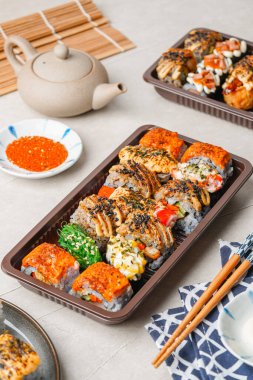 Suşi, genellikle biraz şeker ve tuzlu, deniz ürünleri, genellikle çiğ ve sebze gibi çeşitli malzemelerle birlikte hazırlanmış bir Japon yemeğidir.. 