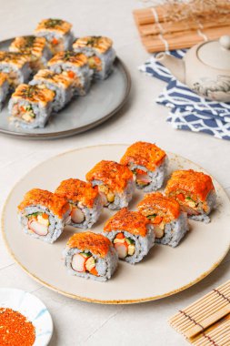 Suşi, genellikle biraz şeker ve tuzlu, deniz ürünleri, genellikle çiğ ve sebze gibi çeşitli malzemelerle birlikte hazırlanmış bir Japon yemeğidir.. 