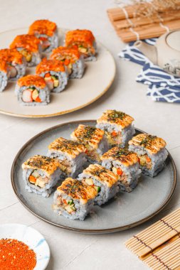 Suşi, genellikle biraz şeker ve tuzlu, deniz ürünleri, genellikle çiğ ve sebze gibi çeşitli malzemelerle birlikte hazırlanmış bir Japon yemeğidir.. 