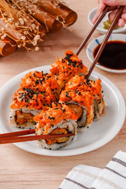 Suşi, genellikle biraz şeker ve tuzlu, deniz ürünleri, genellikle çiğ ve sebze gibi çeşitli malzemelerle birlikte hazırlanmış bir Japon yemeğidir.. 