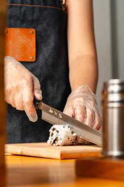 Suşi, genellikle biraz şeker ve tuzlu, deniz ürünleri, genellikle çiğ ve sebze gibi çeşitli malzemelerle birlikte hazırlanmış bir Japon yemeğidir.. 