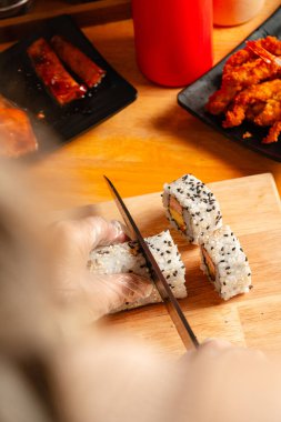 Suşi, genellikle biraz şeker ve tuzlu, deniz ürünleri, genellikle çiğ ve sebze gibi çeşitli malzemelerle birlikte hazırlanmış bir Japon yemeğidir.. 