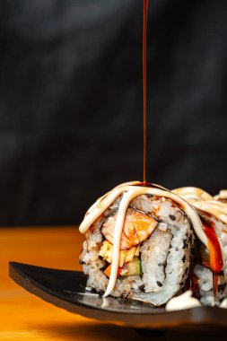 Suşi, genellikle biraz şeker ve tuzlu, deniz ürünleri, genellikle çiğ ve sebze gibi çeşitli malzemelerle birlikte hazırlanmış bir Japon yemeğidir.. 