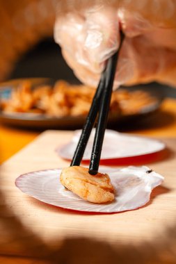 Suşi, genellikle biraz şeker ve tuzlu, deniz ürünleri, genellikle çiğ ve sebze gibi çeşitli malzemelerle birlikte hazırlanmış bir Japon yemeğidir.. 