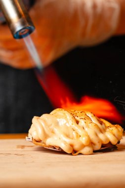 Suşi, genellikle biraz şeker ve tuzlu, deniz ürünleri, genellikle çiğ ve sebze gibi çeşitli malzemelerle birlikte hazırlanmış bir Japon yemeğidir.. 