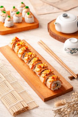 Suşi, genellikle biraz şeker ve tuzlu, deniz ürünleri, genellikle çiğ ve sebze gibi çeşitli malzemelerle birlikte hazırlanmış bir Japon yemeğidir.. 