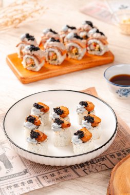 Suşi, genellikle biraz şeker ve tuzlu, deniz ürünleri, genellikle çiğ ve sebze gibi çeşitli malzemelerle birlikte hazırlanmış bir Japon yemeğidir.. 