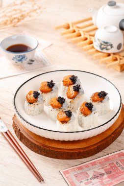 Suşi, genellikle biraz şeker ve tuzlu, deniz ürünleri, genellikle çiğ ve sebze gibi çeşitli malzemelerle birlikte hazırlanmış bir Japon yemeğidir.. 