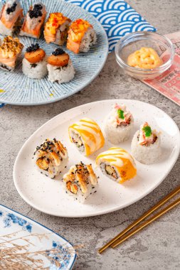 Suşi, genellikle biraz şeker ve tuzlu, deniz ürünleri, genellikle çiğ ve sebze gibi çeşitli malzemelerle birlikte hazırlanmış bir Japon yemeğidir.. 