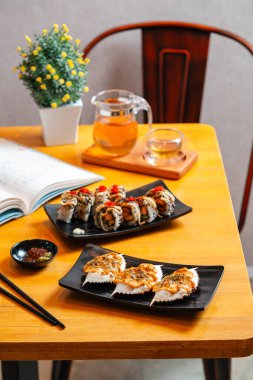 Suşi, genellikle biraz şeker ve tuzlu, deniz ürünleri, genellikle çiğ ve sebze gibi çeşitli malzemelerle birlikte hazırlanmış bir Japon yemeğidir.. 