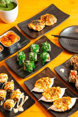 Suşi, genellikle biraz şeker ve tuzlu, deniz ürünleri, genellikle çiğ ve sebze gibi çeşitli malzemelerle birlikte hazırlanmış bir Japon yemeğidir.. 