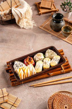 Suşi, genellikle biraz şeker ve tuzlu, deniz ürünleri, genellikle çiğ ve sebze gibi çeşitli malzemelerle birlikte hazırlanmış bir Japon yemeğidir.. 