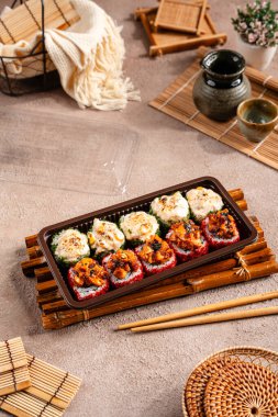 Suşi, genellikle biraz şeker ve tuzlu, deniz ürünleri, genellikle çiğ ve sebze gibi çeşitli malzemelerle birlikte hazırlanmış bir Japon yemeğidir.. 