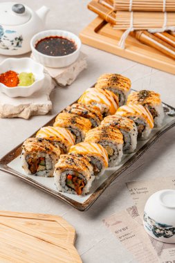 Suşi, genellikle biraz şeker ve tuzlu, deniz ürünleri, genellikle çiğ ve sebze gibi çeşitli malzemelerle birlikte hazırlanmış bir Japon yemeğidir.. 