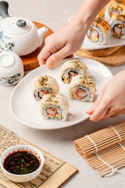 Suşi, genellikle biraz şeker ve tuzlu, deniz ürünleri, genellikle çiğ ve sebze gibi çeşitli malzemelerle birlikte hazırlanmış bir Japon yemeğidir.. 