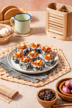 Suşi, genellikle biraz şeker ve tuzlu, deniz ürünleri, genellikle çiğ ve sebze gibi çeşitli malzemelerle birlikte hazırlanmış bir Japon yemeğidir.. 