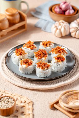 Suşi, genellikle biraz şeker ve tuzlu, deniz ürünleri, genellikle çiğ ve sebze gibi çeşitli malzemelerle birlikte hazırlanmış bir Japon yemeğidir.. 