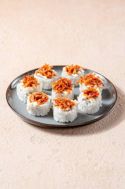 Suşi, genellikle biraz şeker ve tuzlu, deniz ürünleri, genellikle çiğ ve sebze gibi çeşitli malzemelerle birlikte hazırlanmış bir Japon yemeğidir.. 