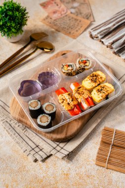 Suşi, genellikle biraz şeker ve tuzlu, deniz ürünleri, genellikle çiğ ve sebze gibi çeşitli malzemelerle birlikte hazırlanmış bir Japon yemeğidir.. 