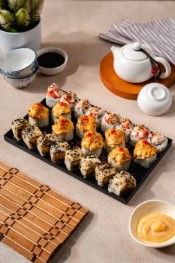 Suşi, genellikle biraz şeker ve tuzlu, deniz ürünleri, genellikle çiğ ve sebze gibi çeşitli malzemelerle birlikte hazırlanmış bir Japon yemeğidir.. 