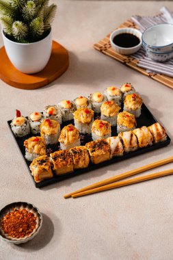 Suşi, genellikle biraz şeker ve tuzlu, deniz ürünleri, genellikle çiğ ve sebze gibi çeşitli malzemelerle birlikte hazırlanmış bir Japon yemeğidir.. 