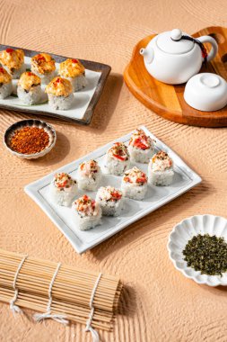 Suşi, genellikle biraz şeker ve tuzlu, deniz ürünleri, genellikle çiğ ve sebze gibi çeşitli malzemelerle birlikte hazırlanmış bir Japon yemeğidir.. 