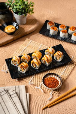 Suşi, genellikle biraz şeker ve tuzlu, deniz ürünleri, genellikle çiğ ve sebze gibi çeşitli malzemelerle birlikte hazırlanmış bir Japon yemeğidir.. 