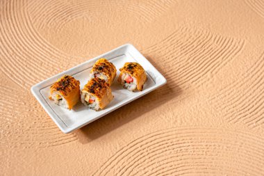 Suşi, genellikle biraz şeker ve tuzlu, deniz ürünleri, genellikle çiğ ve sebze gibi çeşitli malzemelerle birlikte hazırlanmış bir Japon yemeğidir.. 