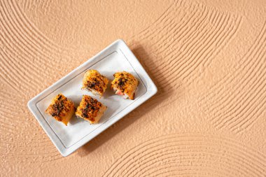 Suşi, genellikle biraz şeker ve tuzlu, deniz ürünleri, genellikle çiğ ve sebze gibi çeşitli malzemelerle birlikte hazırlanmış bir Japon yemeğidir.. 