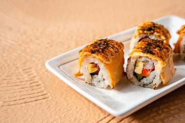 Suşi, genellikle biraz şeker ve tuzlu, deniz ürünleri, genellikle çiğ ve sebze gibi çeşitli malzemelerle birlikte hazırlanmış bir Japon yemeğidir.. 