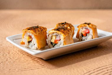 Suşi, genellikle biraz şeker ve tuzlu, deniz ürünleri, genellikle çiğ ve sebze gibi çeşitli malzemelerle birlikte hazırlanmış bir Japon yemeğidir.. 