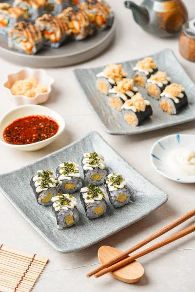 Suşi, genellikle biraz şeker ve tuzlu, deniz ürünleri, genellikle çiğ ve sebze gibi çeşitli malzemelerle birlikte hazırlanmış bir Japon yemeğidir.. 