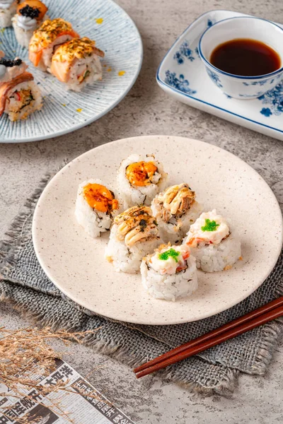 Suşi, genellikle biraz şeker ve tuzlu, deniz ürünleri, genellikle çiğ ve sebze gibi çeşitli malzemelerle birlikte hazırlanmış bir Japon yemeğidir.. 