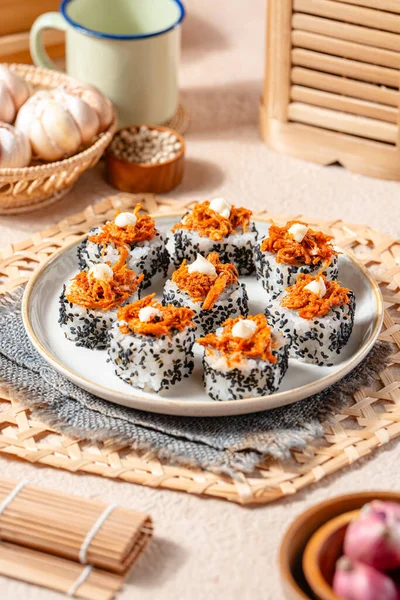 Suşi, genellikle biraz şeker ve tuzlu, deniz ürünleri, genellikle çiğ ve sebze gibi çeşitli malzemelerle birlikte hazırlanmış bir Japon yemeğidir.. 