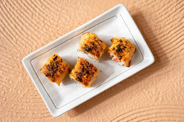 Suşi, genellikle biraz şeker ve tuzlu, deniz ürünleri, genellikle çiğ ve sebze gibi çeşitli malzemelerle birlikte hazırlanmış bir Japon yemeğidir.. 