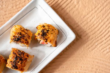 Suşi, genellikle biraz şeker ve tuzlu, deniz ürünleri, genellikle çiğ ve sebze gibi çeşitli malzemelerle birlikte hazırlanmış bir Japon yemeğidir.. 