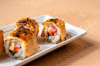 Suşi, genellikle biraz şeker ve tuzlu, deniz ürünleri, genellikle çiğ ve sebze gibi çeşitli malzemelerle birlikte hazırlanmış bir Japon yemeğidir.. 