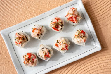 Suşi, genellikle biraz şeker ve tuzlu, deniz ürünleri, genellikle çiğ ve sebze gibi çeşitli malzemelerle birlikte hazırlanmış bir Japon yemeğidir.. 