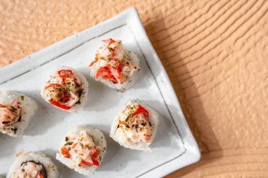 Suşi, genellikle biraz şeker ve tuzlu, deniz ürünleri, genellikle çiğ ve sebze gibi çeşitli malzemelerle birlikte hazırlanmış bir Japon yemeğidir.. 